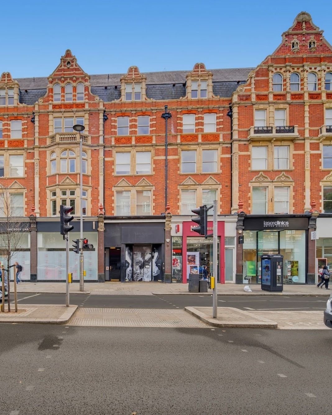 Red-brick mansion blocks above shops on Kensington High Street